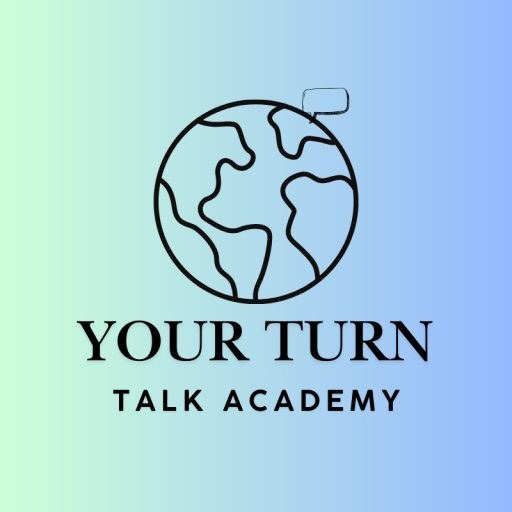 Logo akademii językowej „YOUR TURN TALK ACADEMY”. Jest to czarny konturowy rysunek globusa z dymkiem mowy wychodzącym z góry, umieszczony na tle z gradientem od jasnozielonego do jasnoniebieskiego. Poniżej znajduje się czarny tekst "YOUR TURN" pogrubioną czcionką i "TALK ACADEMY" mniejszą czcionką.