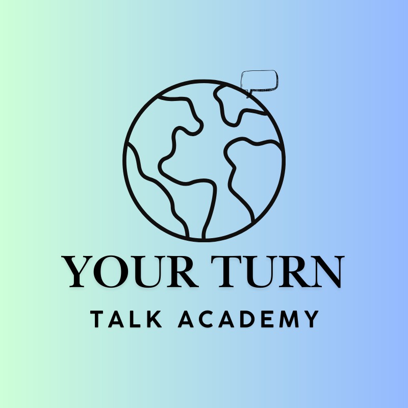 Logo akademii językowej „YOUR TURN TALK ACADEMY”. Jest to czarny konturowy rysunek globusa z dymkiem mowy wychodzącym z góry, umieszczony na tle z gradientem od jasnozielonego do jasnoniebieskiego. Poniżej znajduje się czarny tekst "YOUR TURN" pogrubioną czcionką i "TALK ACADEMY" mniejszą czcionką.